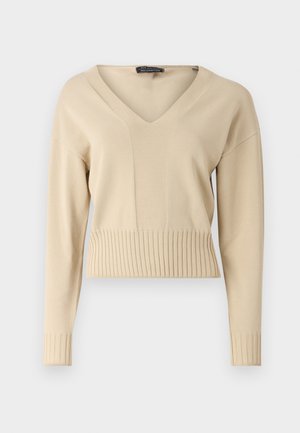 Bež pleteni pulover s V-izrezom, dugim rukavima i rebrastim rubovima i manžetama. Tkanina ima glatku teksturu.