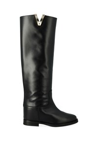 Bottes noires en cuir, montant jusqu'au genou, avec une texture lisse, un bout arrondi, une semelle plate et un accent métallique en V bien marqué en haut.