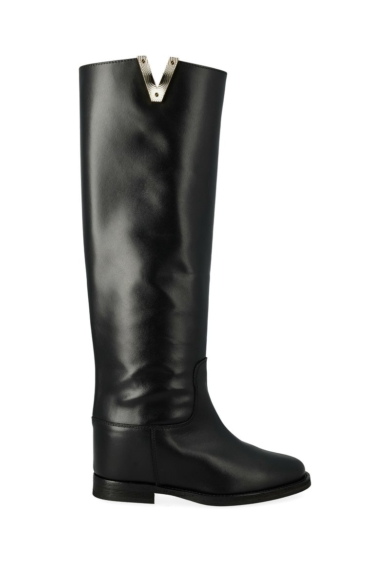 Bottes noires en cuir, montant jusqu'au genou, avec une texture lisse, un bout arrondi, une semelle plate et un accent métallique en V bien marqué en haut.