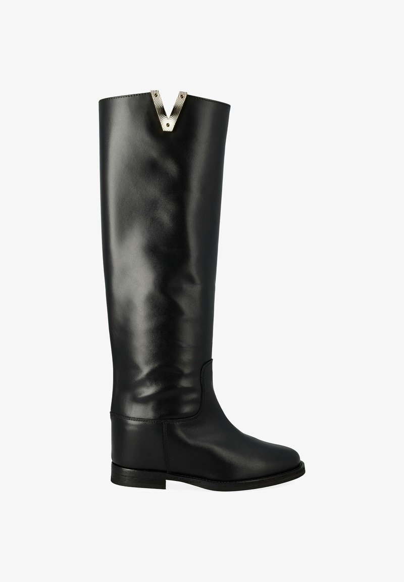 Bottes noires en cuir, montant jusqu'au genou, avec une texture lisse, un bout arrondi, une semelle plate et un accent métallique en V bien marqué en haut.