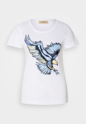 Camiseta de algodón blanca con un diseño bordado de un águila con acentos azules y amarillos, cuello redondo y mangas cortas.