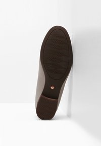 Clarks UN BLUSH EASE - Slip-ons - beige