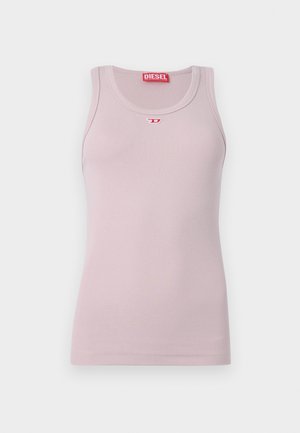 Lys rosa ermeløs tanktopp i ribbestrikket stoff, med rund hals og en liten rød logo på brystet. Enkel og tettsittende design.