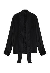 Blouse noire en satin à manches longues avec un large col et une longue ceinture pendante sur le devant, présentée à plat sur fond blanc.
