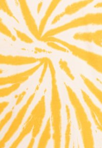 Bavlněná látka se smetanovým pozadím má žluté spirálovité batikované vzory. Textura vypadá měkce a je mírně savá.