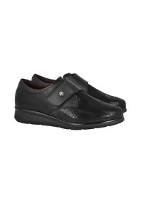 Zapatos negros con una parte superior de malla texturizada y detalles de cuero liso. Presentan una correa de velcro y una suela acolchada para mayor comodidad.