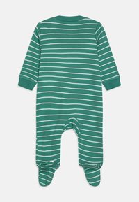 Vihreä raidallinen vauvan bodysuit, joka on valmistettu pehmeästä kankaasta. Pitkät hihat ja jalkapohjat. Valkoiset vaakaraidat. Ribbed crew -kaula-aukko.