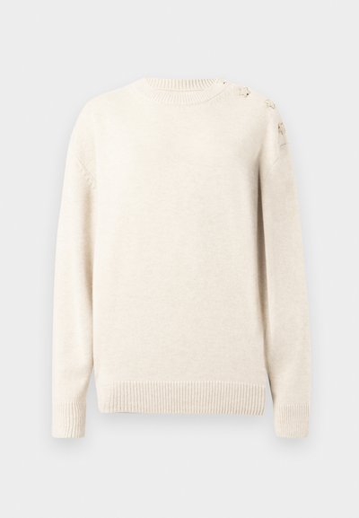 Πουλόβερ πλεκτό κρεμ με μακριά μανίκια, ριμπ μανσέτες και τελείωμα, και διακοσμητικά κουμπιά σε σχήμα αστεριού στον αριστερό ώμο.