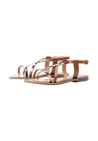 Sandali in pelle marrone con suola piatta, caratterizzati da cinturini intrecciati e dettagli di perline colorate in blu, rosso e verde. Chiusura con fibbia.