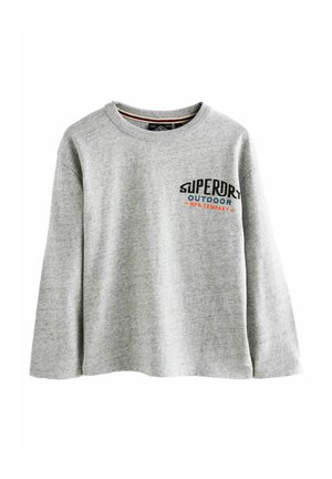 Maglietta grigia a maniche lunghe in tessuto morbido, con scollo tondo e un logo stampato in nero e arancione. Design casual e rilassato.