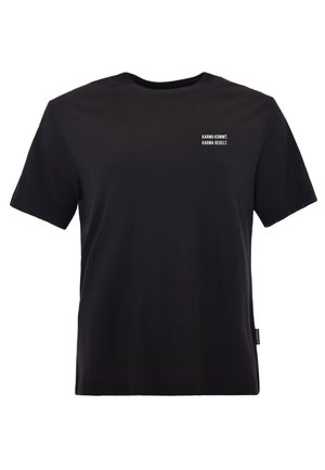 T-shirt noir à manches courtes avec un petit texte blanc sur le côté gauche de la poitrine indiquant "Karma kommt. Karma regelt."