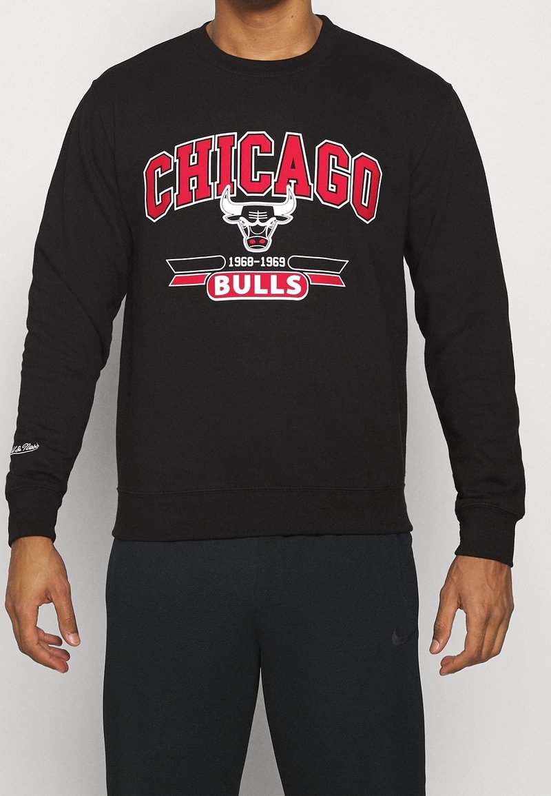 Felpa nera con grafica dei Chicago Bulls, testo rosso e dettagli, polsini e orlo a coste, tessuto morbido e maniche lunghe.