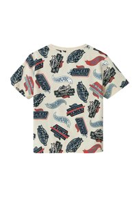 Camiseta de manga corta en color beige con diversos estampados gráficos coloridos relacionados con la velocidad y coches, incluyendo "Máquina de Velocidad" y logotipos, todo en una tela suave.