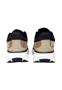 Scarpe sportive con una tomaia testurizzata beige e nera, colletto imbottito e una suola intermedia bianca. Presentano una suola in gomma con modelli di trazione.