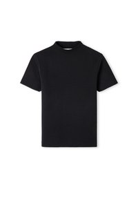 Czarny krótki rękawki ribbed t-shirt z wysokim okrągłym dekoltem na białym tle.