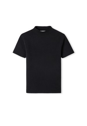 Czarny krótki rękawki ribbed t-shirt z wysokim okrągłym dekoltem na białym tle.