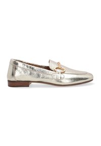 Metallieke gouden loafers met een gladde textuur, voorzien van een decoratieve gesp en een lage gestapelde hak. Bovenwerk van leer en een duurzame zool.