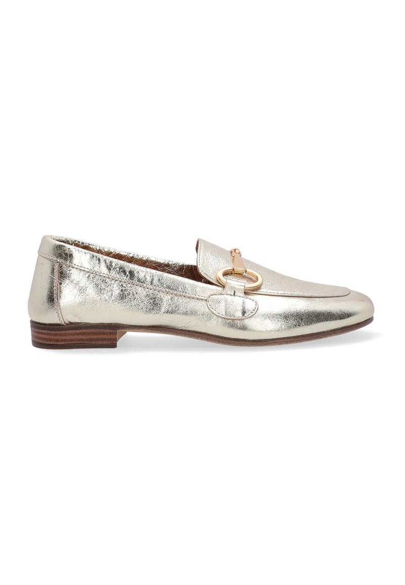 Metallieke gouden loafers met een gladde textuur, voorzien van een decoratieve gesp en een lage gestapelde hak. Bovenwerk van leer en een duurzame zool.