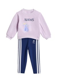 Sudadera lila con la palabra "ADIDAS" y un personaje de Disney, combinada con pantalones azul marino que tienen franjas laterales blancas y detalle del logo.