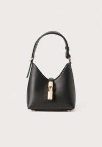 Sort håndtaske med tekstureret overflade, asymmetrisk form, kort hank og gulddetaljer med en låsefunktion foran.