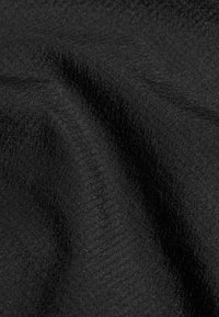 Schwarzer Stoff mit glatter Textur und leichtem Glanz, der subtile Falten und ein gleichmäßiges Erscheinungsbild aufweist und ein leichtes Material präsentiert.