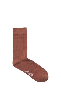 Bruine geribbelde sok met een textuurafwerking, voorzien van een opgerolde bovenkant en een wit "JJ STUDIO" logo aan de onderkant. Zacht materiaal en standaard sokvorm.