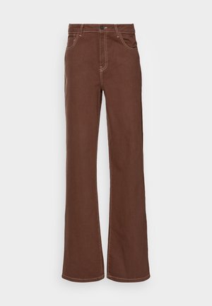Pantalon marron droit avec poches avant, passants de ceinture et coutures visibles sur un fond blanc uni.