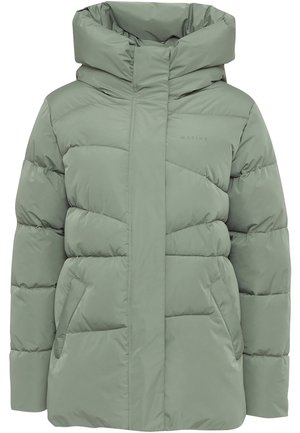 Grüne gepolsterte Jacke mit hohem Kragen, Reißverschluss vorne, Seitentaschen und gestepptem Design, gefertigt aus einem glatten, glänzenden Material.