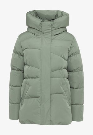 Grüne gepolsterte Jacke mit hohem Kragen, Reißverschluss vorne, Seitentaschen und gestepptem Design, gefertigt aus einem glatten, glänzenden Material.