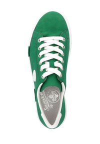 Baskets vertes avec des lacets blancs, semelle blanche et logo sur la semelle intérieure et le côté, vues de dessus sur un fond blanc.