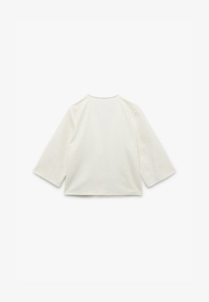 Witte katoenen top met driekwartmouwen, ronde halslijn en een losse pasvorm. Effen textuur zonder zichtbare patronen of accenten.