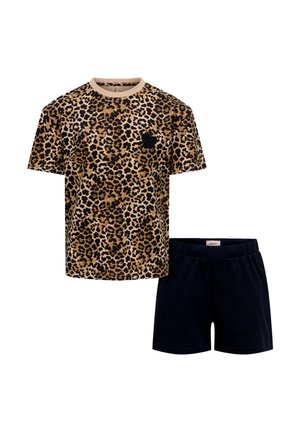 Kortærmet top med leopardprint, beige krave og sort hjerte-patch kombineret med ensfarvede sorte shorts med elastisk talje.