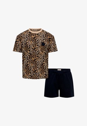 Camiseta de manga corta con estampado de leopardo, cuello beige y parche negro en forma de corazón, combinada con pantalones cortos negros lisos con cintura elástica.
