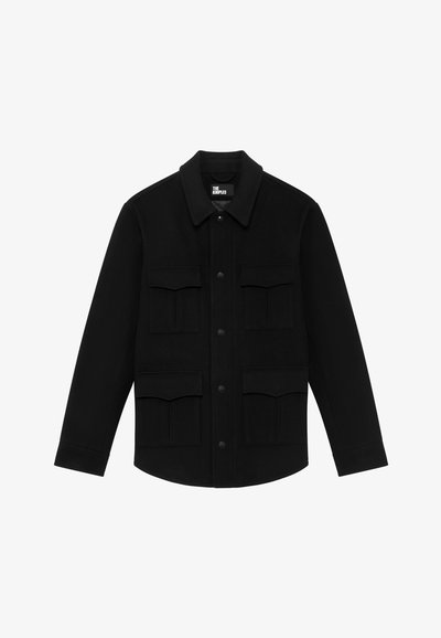 Sort jakke med krave, fem frontlommer, knaplukning og en glat tekstur. Fremstillet af et robust stof.