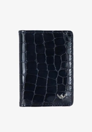 Portefeuille noir brillant à motif crocodile avec un petit emblème logo en argent dans le coin inférieur droit, présenté fermé sur un fond blanc.