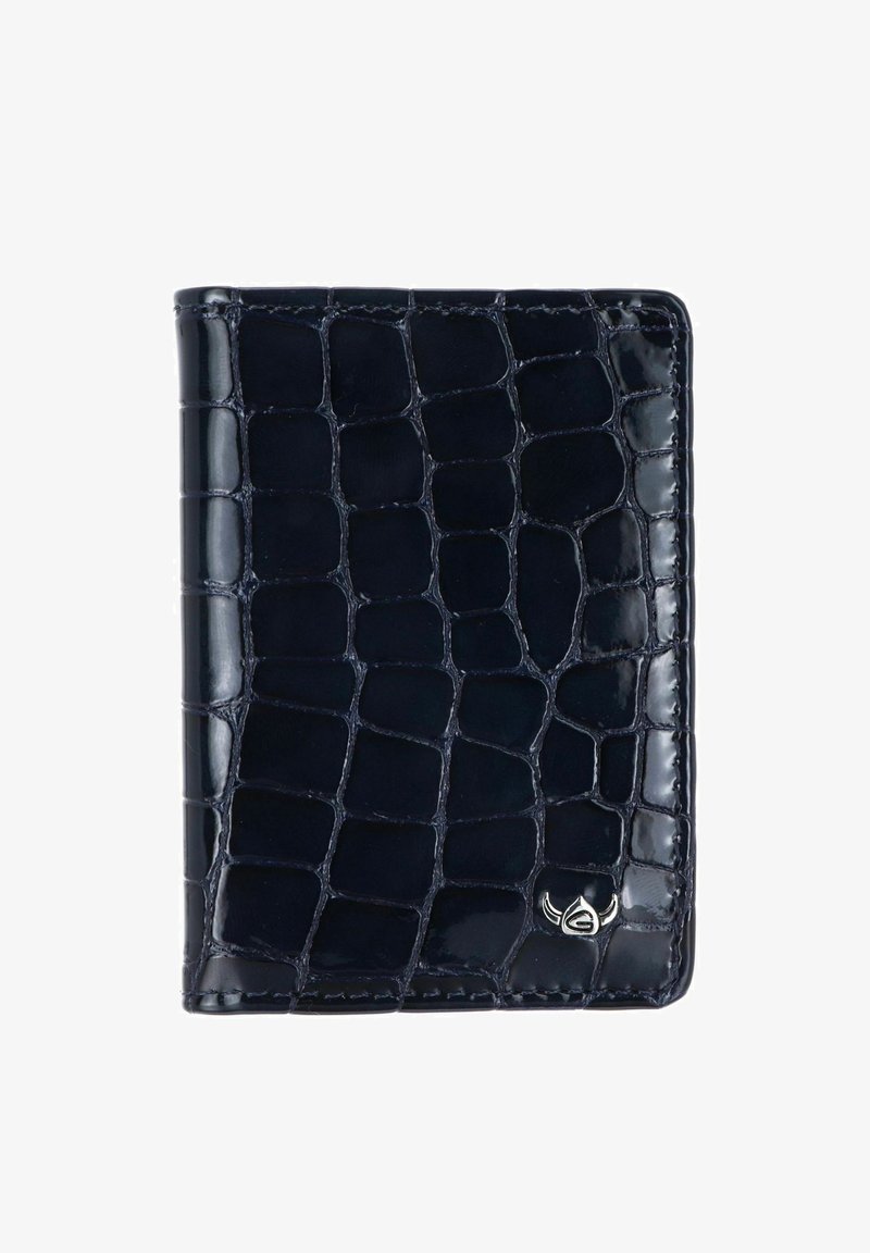 Portefeuille noir brillant à motif crocodile avec un petit emblème logo en argent dans le coin inférieur droit, présenté fermé sur un fond blanc.