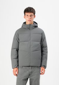 Grijze gewatteerde jas met een capuchon, voorzien van een horizontaal doorgestikte design, ritssluiting en elastische manchetten. Zachte textuur, geschikt voor koud weer.