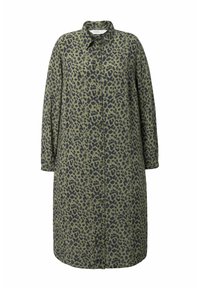 Vestido camisero con estampado de leopardo en verde y azul marino, con mangas largas, cierre frontal de botones y una silueta relajada. Textura de tela suave.