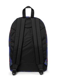 Mochila de tela negra con correas acolchadas negras, patrón floral en los lados azules y un asa superior para transporte. Hebillas laterales ajustables para un mejor ajuste.