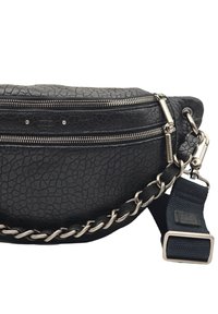 Ceinture en cuir noir avec une finition texturée, comportant deux compartiments à fermeture éclair, des accessoires en métal argenté et un détail en chaîne tressée.