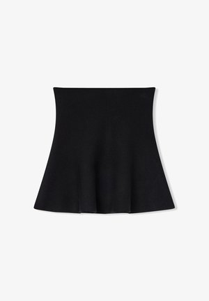 Czarna spódnica w kształcie litery A, dzianinowa, z dopasowanym pasem i rozkloszowanym dołem, prezentowana na białym tle.