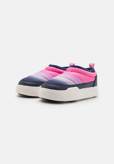 Többszínű slip-on sneaker navy, rózsaszín és lilás színben, párnázott felsőrész, texturált csíkokkal és fehér középtalppal. Hátsó húzófüllel rendelkezik.
