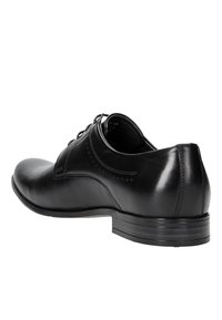 Scarpe eleganti da uomo in pelle nera con design slanciato, punta rotonda, superficie liscia, accentuazioni testurizzate e tacco basso impilato. Presentano una cucitura decorativa.