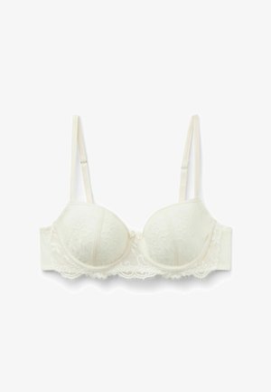 Soutien-gorge blanc bordé de dentelle avec bonnets rembourrés, armatures, bretelles élastiques et un nœud décoratif au centre. Motif floral texturé sur le tissu.