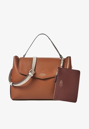 Sac à main en cuir marron Guess avec une sangle beige à boucle et une petite pochette zippée bordeaux assortie fixée sur un fond blanc.