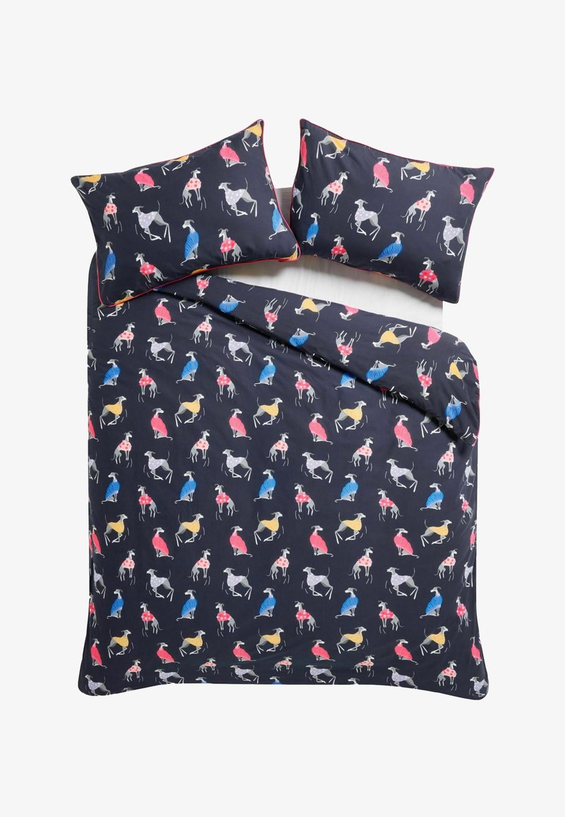 Juego de ropa de cama azul oscuro con ilustraciones coloridas de perros con jerséis, que incluye dos almohadas y una funda nórdica parcialmente doblada.
