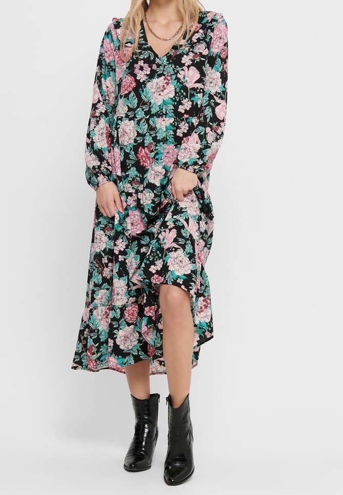 Kukkamekko, jossa on pitkät hihat, musta tausta, vaaleanpunaisia ja teal-värejä sisältäviä kukkia, V-pääntie ja taskut. Yhdistetty mustien nilkkasaappaiden kanssa.