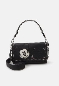 Schwarze Umhängetasche mit Mickey-Maus-Design, Nietenakzenten, strukturierter Oberfläche und geflochtenem Kettenriemen. Hat eine Breite von ca. 25 cm.