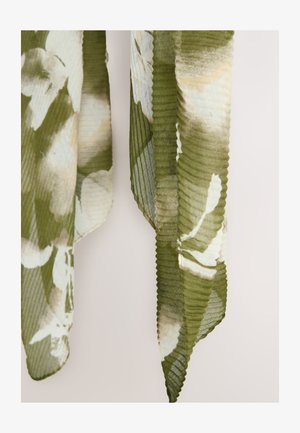 Grönmönstrad scarf av lättviktig tyg, med ett blommönster i nyanser av krämvitt och mjukt grönt med en texturerad, vågig yta.