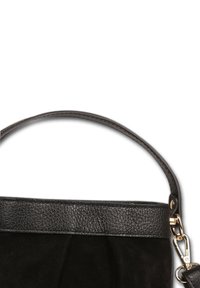 Sac à main en suède noir avec une bandoulière en cuir noir texturé, et un clip en matériel doré. Le design comprend une texture froncée à la base.